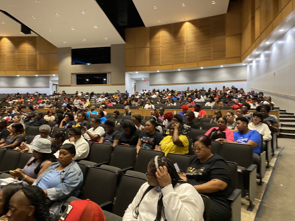 bevlovinglife's tweet image. First Senior Parent Meeting was a success!! We disseminated a lot of information in a short time but they were engaged!!! They Roared with questions🐅🔥#class24 #parentsareeverything🧡🖤#MrA #lhscounselors🐅