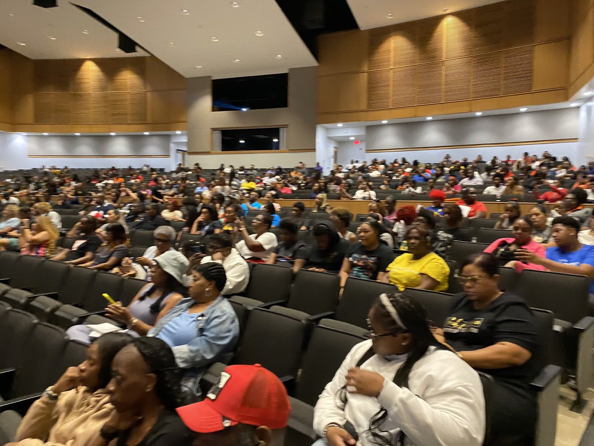 bevlovinglife's tweet image. First Senior Parent Meeting was a success!! We disseminated a lot of information in a short time but they were engaged!!! They Roared with questions🐅🔥#class24 #parentsareeverything🧡🖤#MrA #lhscounselors🐅