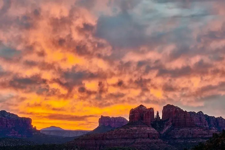 ImagesByJonEvan's tweet photo. artwork for the Eyes! https://t.co/OTFXm7PzX1 #artwork #landscapephotography #wallart #art #imagesbyjonevan #jonglaser #artlovers #landscapelovers #sunrise #sedona #Arizona https://t.co/1up5jf6TBc https://t.co/H0q9HJ5TjT
