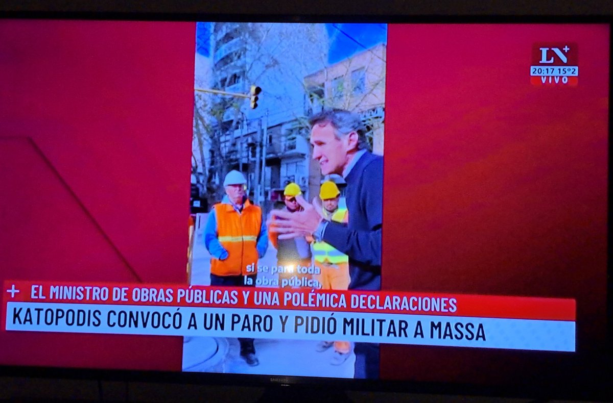 LLitvet's tweet photo. La primera vez que en Argentina se hace un PARO ACTIVO. 
Katopodis el unico Ministro que no paró nunca y está siempre. Para adelante y trabajando.

Me saco el sombrero con este hombre 🤝 https://t.co/ltfyFVcdEt