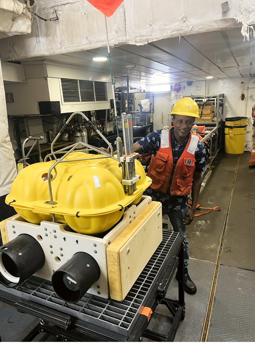 SES PhD student @YakubuTawfic is participating in a research expedition off the east coast of the US - check out his blog on ocean bottom seismometers that are being used in this study. blakeplateau.com/blog/0re9ykgp5… @utgeophysics @LamontEarth