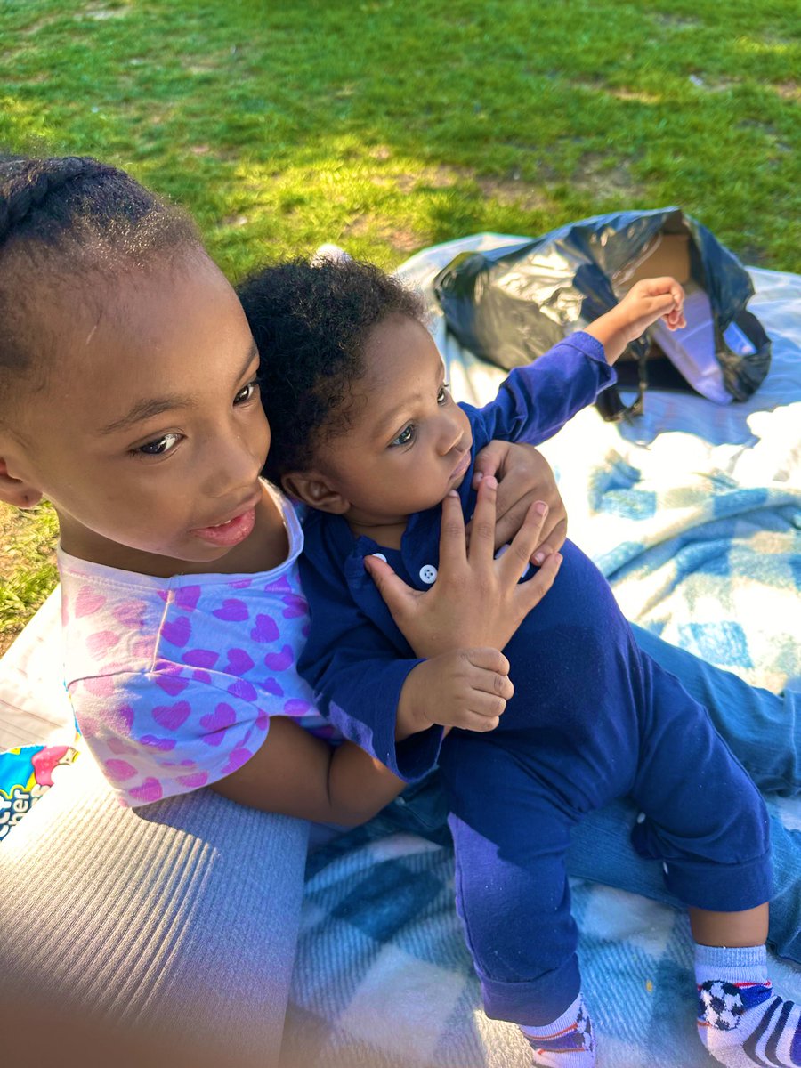 femalesouljaboy's tweet photo. My godbaby and 🌞 ❤️❤️❤️ #picnicdates https://t.co/PujLEnpxOo
