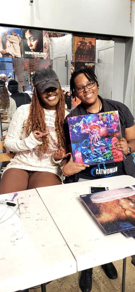ArrisWorld's tweet image. I got a hug from @amaarae. What did you do today?? It was so amazing to meet her. She's so cool. I want to be like her when I grow up. π€£π€£β€οΈβ€οΈ