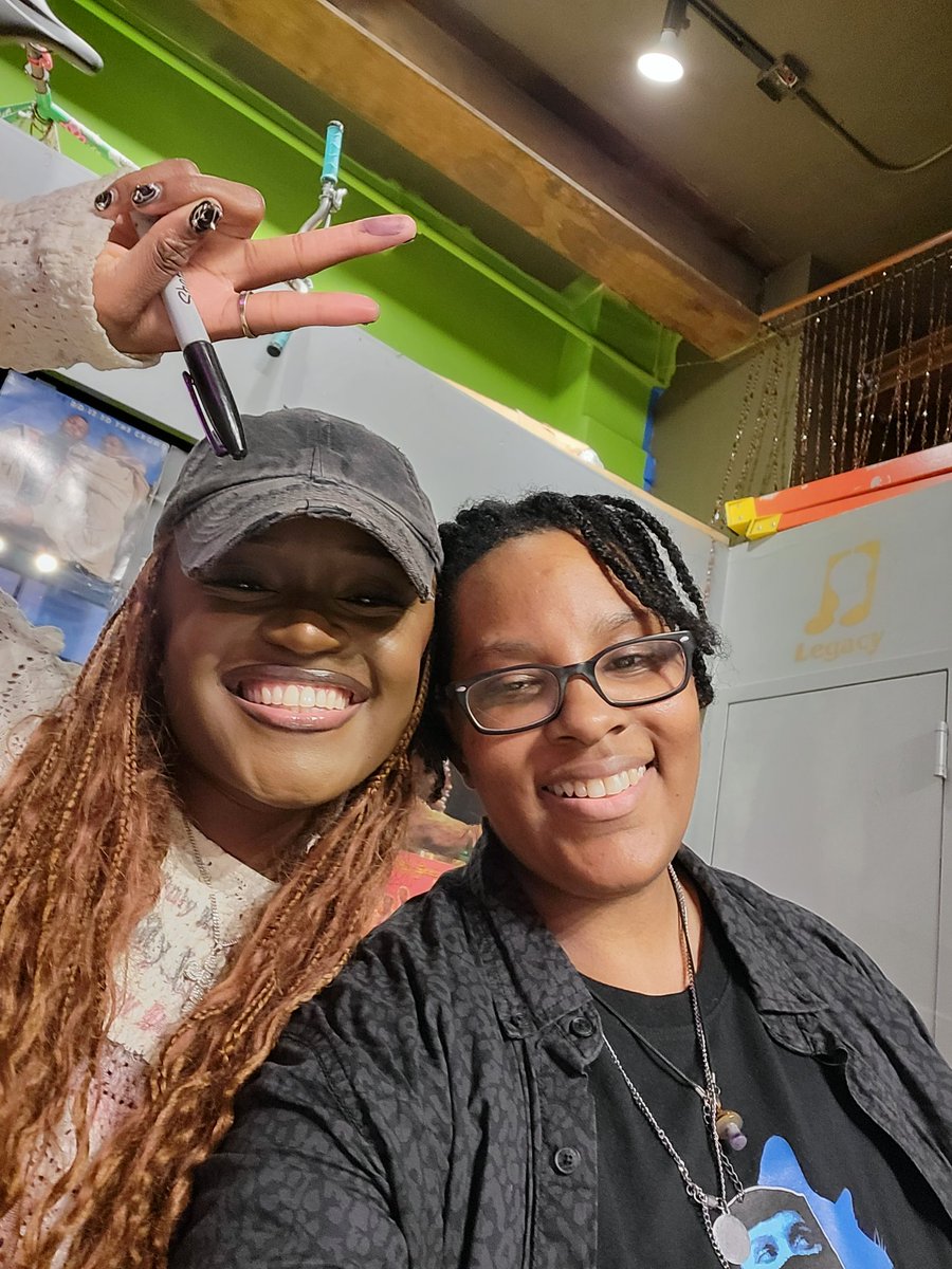 ArrisWorld's tweet image. I got a hug from @amaarae. What did you do today?? It was so amazing to meet her. She's so cool. I want to be like her when I grow up. π€£π€£β€οΈβ€οΈ