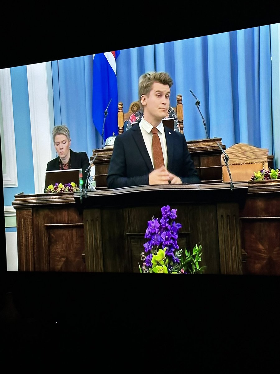 Simmi Vil (@simmivil) on Twitter photo Jóhann Páll kom inn með krafti og leiðrétti Bjarna Ben með kaupmátt og sagði okkur hvernig samfélag við ættum að vilja skapa. Hressandi innkoma. Jóhann Páll kom inn með krafti og leiðrétti Bjarna Ben með kaupmátt og sagði okkur hvernig samfélag við ættum að vilja skapa. Hressandi innkoma.