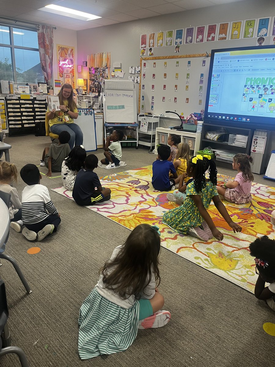 MsRabiaWilliams's tweet photo. I was able to spend a few minutes reading to some sweet Kinder kiddos before curriculum writing this morning! Thank you @MrsGinosKinder for sharing your kiddos with me! https://t.co/gnhAT23zhe
