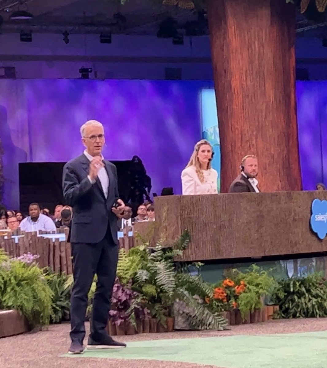 now we have <a href="/parkerharris/">Parker Harris</a> at #Architect #keynote #salesforce #DF23