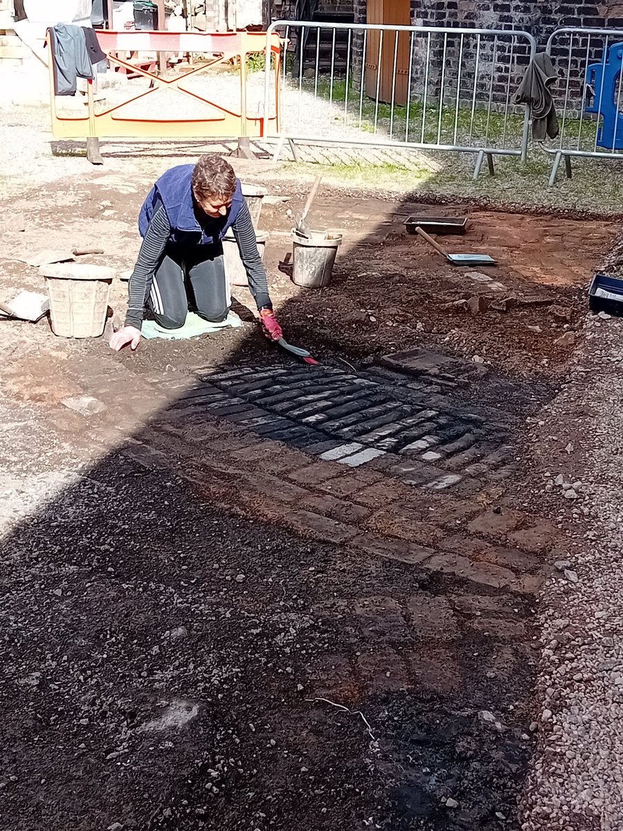 Wednesday, the sun came out for the dig @Middleport_Pot by @SoTArch. Biscuit #bottleoven number two and number three just visible.