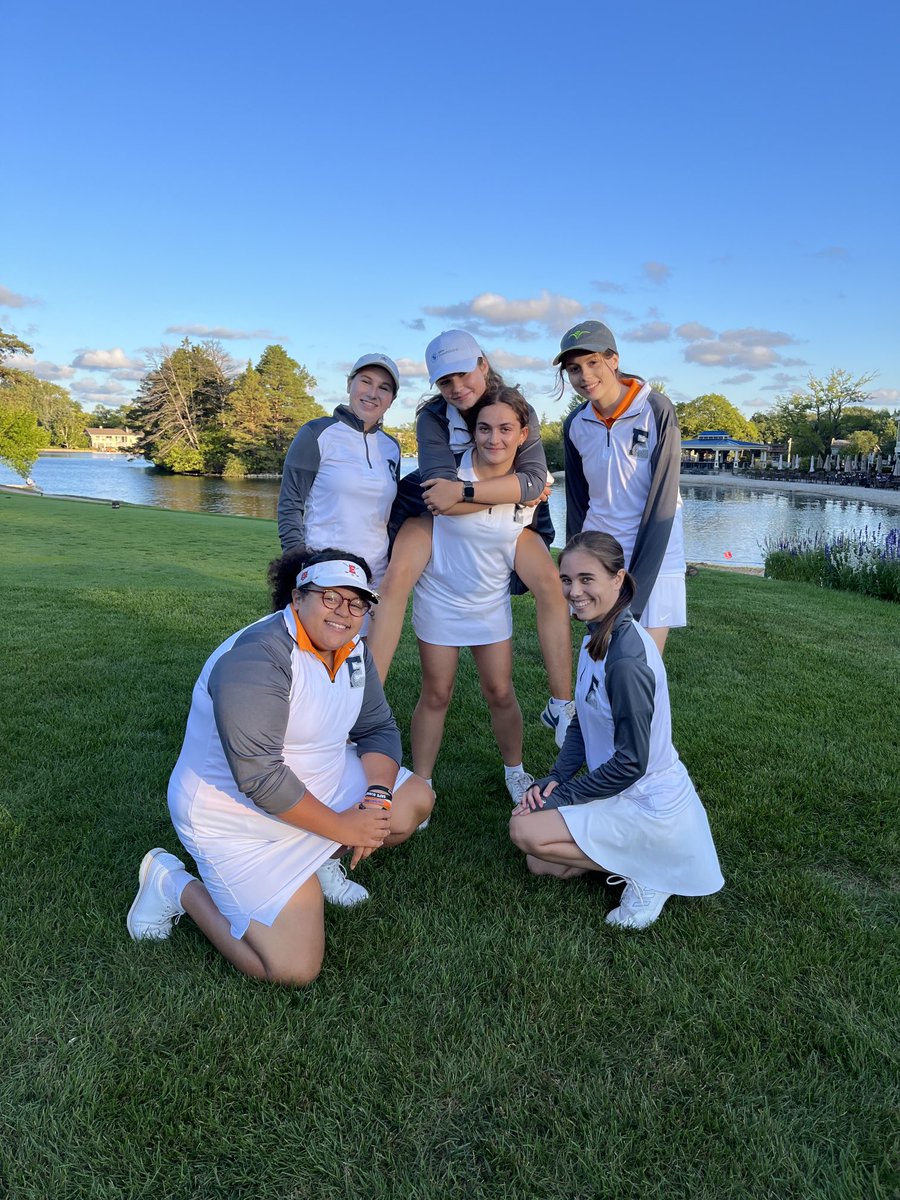 KarilynJoyce's tweet photo. Evanston loses to New Trier 158-129 at Valley Lo Club. Our scores may have been high, but our vibes were higher and that’s what counts! #GoKits⛳️🍀 https://t.co/7h4NOVKg5E