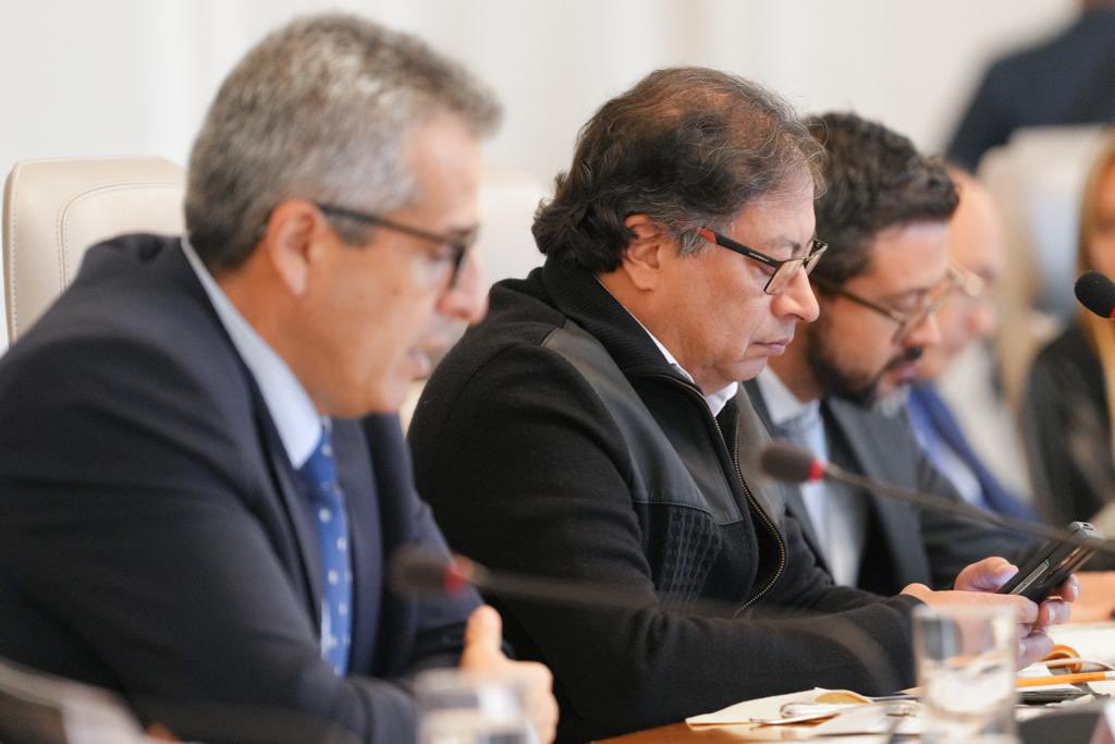 FunemeAlejandro's tweet photo. Como presidente de @Asocapitales y en compañía de alcaldes del país nos reunimos con el presidente @petrogustavo para tratar temas importantes como Seguridad y orden público, Sistemas de Transporte, Situación de Cárceles y la no concertación del POT por parte de CorpoBoyacá. https://t.co/2SinU28cLf