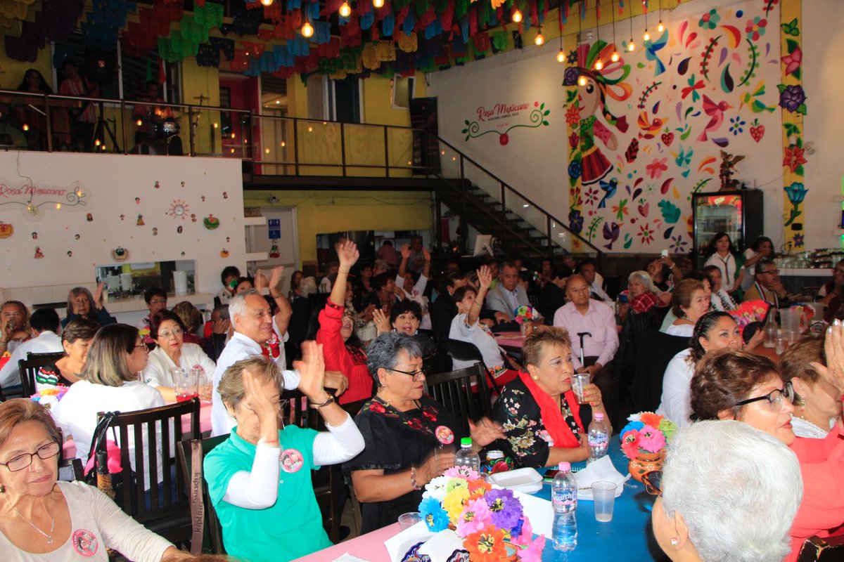 julioc_moreno's tweet photo. Siempre será un gran honor, enriquecerme con la experiencia de nuestros adultos mayores, como el día de hoy en la tardecita mexicana, en donde disfrute y conviví con mis abuelit@s de la @A_VCarranza.

Agradezco a la alcaldesa @evelyn_parraA  por la invitación a la convivencia. https://t.co/zyEonOxGIt