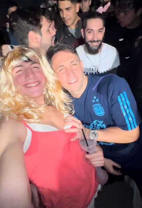 momo ACOSADOR, Pedilo.