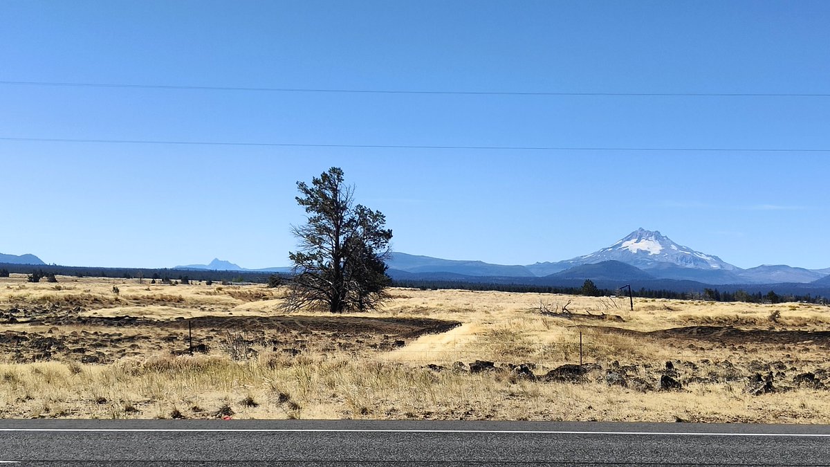 MThirlwall's tweet photo. And more Cascade volcanoes:
Broken Top, South Sister, Middle Sister, North Sister
3-fingered Jack &amp; Mt Jefferson
Mt Hood
Such a clear few days!
@RHULEarthSci https://t.co/JeM2vlX8r8
