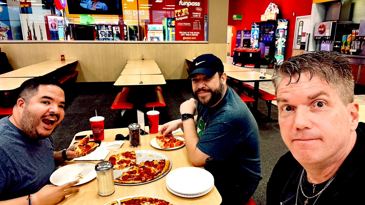 jaysonstreet's tweet photo. Hey @DC214DFW weβre almost there! π First though @firesparkcons knew a place for dinner! π see yβall soon!! #DCGroups #HackerAdventures https://t.co/b8BnQmQQXK