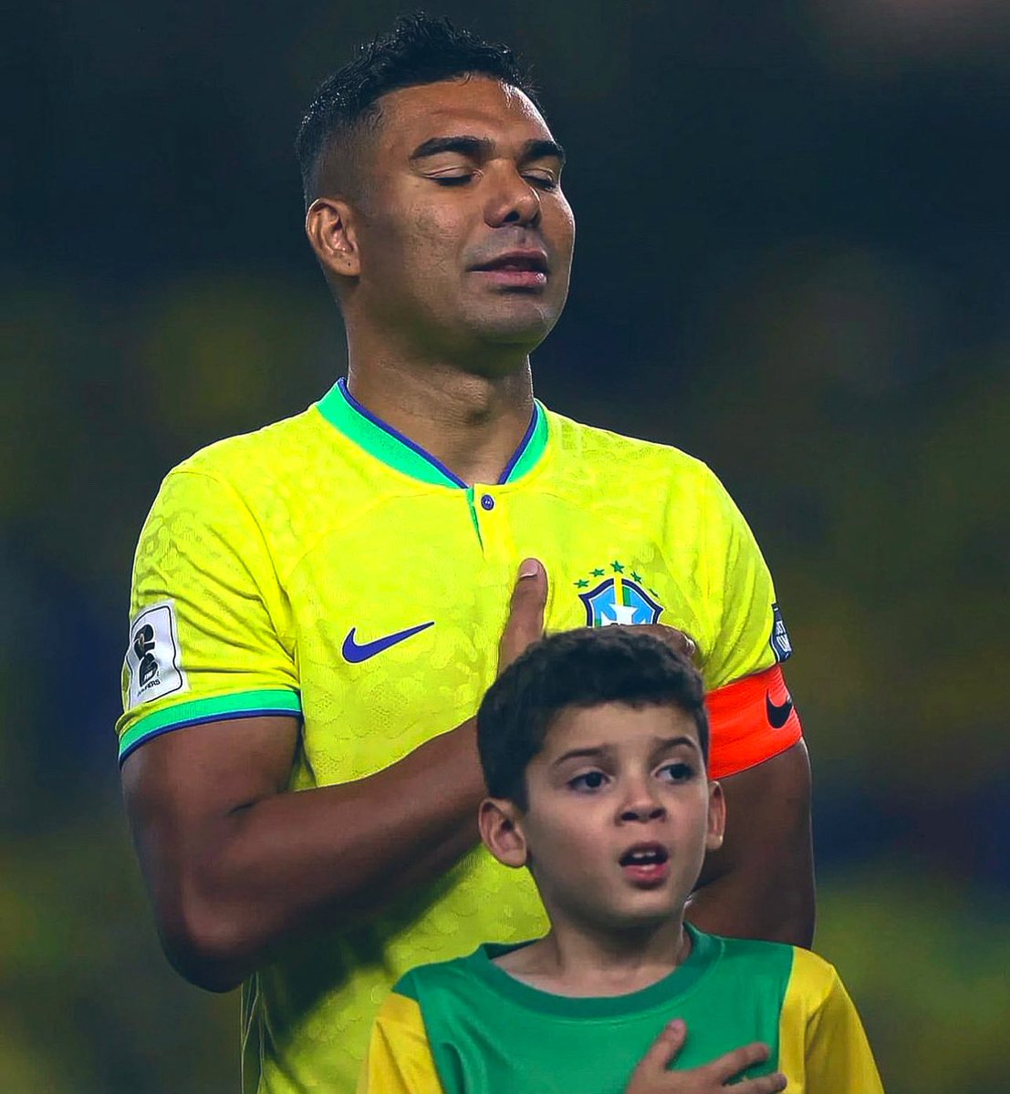 futtmais's tweet photo. A boa agora das redes sociais é ver uma galera criticando o Casemiro.

De ontem pra hoje, eu vi os seguintes comentários:

“United enterrou o futebol dele”
“Tá pesado, sem foco”
“Parece que tá sem vontade de jogar”

Pelo amor de Deus, hein? 

Todo jogador de futebol de alto nível pode oscilar, galera. Isso é normal.

Casemiro não tem meses atrás e tava salvando o United com gol e ainda jogando um absurdo na Premier League.

Também acho que a fase não tá muito boa, mas a má vontade de uma galera da mídia com ele também é bizarra.

Pessoal perde a mão pra criticar jogador. Parece até que é problema pessoal. 

Casemiro joga em alto nível tem anos e manda na sua posição do futebol mundial tem anos.