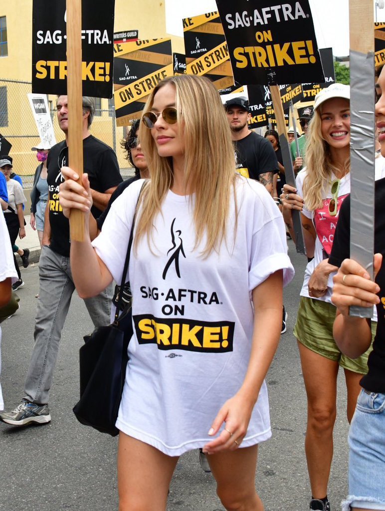Lbaini's tweet photo. Es la actriz que más plata ganó en el año, siendo productora de Barbie. Y aun así está ahí en las manifestaciones bancando los reclamos de sus compañerxs actores y actrices. Bien por Margot. https://t.co/ds6YB1vVmp
