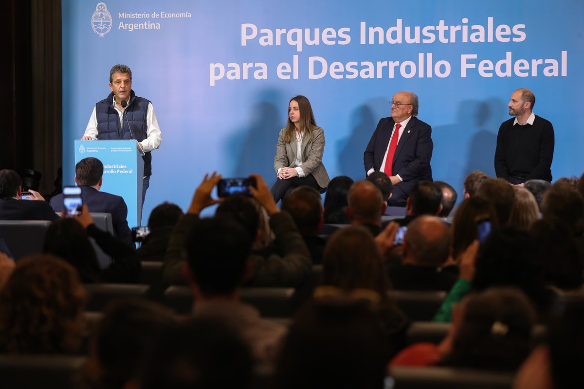 priscilamakari's tweet photo. Hoy Sergio Massa dio un paso más en la consolidación de una #IndustriaFederal: $4.800 millones que van a mejorar la productividad de los Parques Industriales, generando un impacto decisivo en las exportaciones de las economías regionales y en la creación de trabajo de calidad. https://t.co/AcrylQ4Nnz
