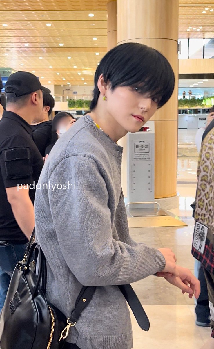 yoshkyma's tweet image. EVERYONE SHOULD KNOW THAT YOSHI HAS CHANGED HIS HAIR TO BLACK AGAIN!!

OMG I CAN'T AVOID THESE VISUALS 😭🖤