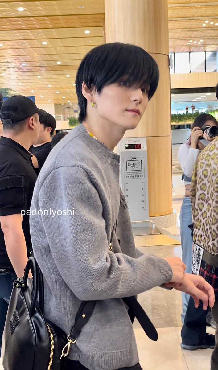 yoshkyma's tweet image. EVERYONE SHOULD KNOW THAT YOSHI HAS CHANGED HIS HAIR TO BLACK AGAIN!!

OMG I CAN'T AVOID THESE VISUALS 😭🖤