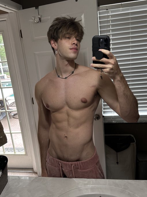 You taking me out? https://t.co/f5nSBoFzg0<a href="/tag/kayn"class="tags"><span>#kayn</span></a><a href="/tag/heartsteel"class="tags"><span>#heartsteel</span></a>