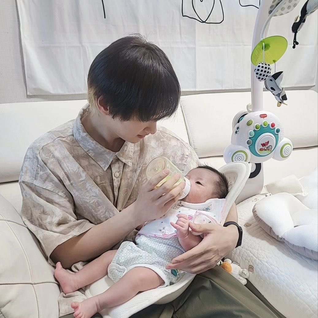 elf_hasu's tweet photo. 230914 romtty_kim_ IG

효째삼촌이 바쁜시간 쪼개서 준이 보러와줌
너무 작다고 어떻게 안냐더니
우유먹이고 재우고 다하는 오빠👍

#은혁 #Eunhyuk https://t.co/RxAeNGgNd0