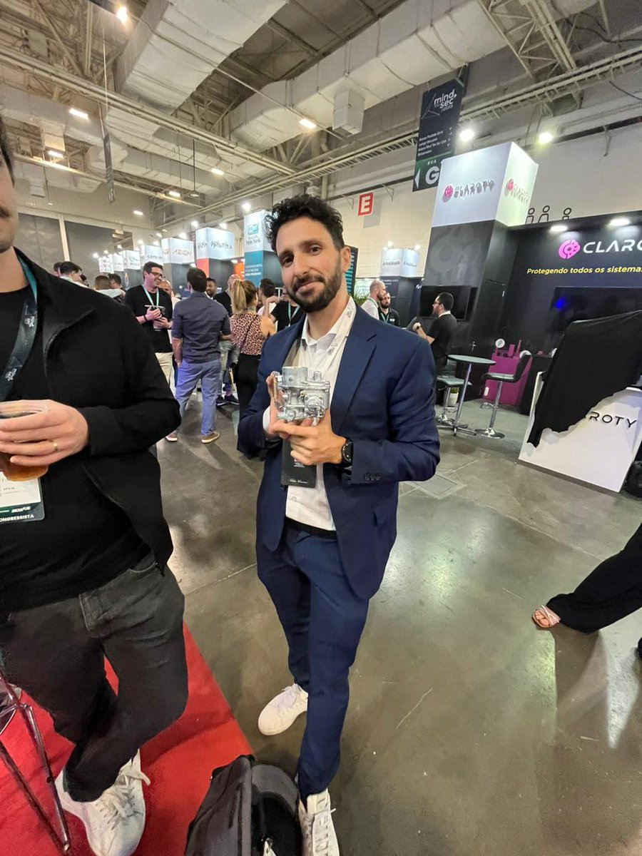 famato's tweet image. En @MindTheSec  contento con mi carburador nuevo de @VW Kombi 1984 @vwargentina @ekohackspacemalo? @faradaysec @ogianatiempo #carhacking #hardwarehacking