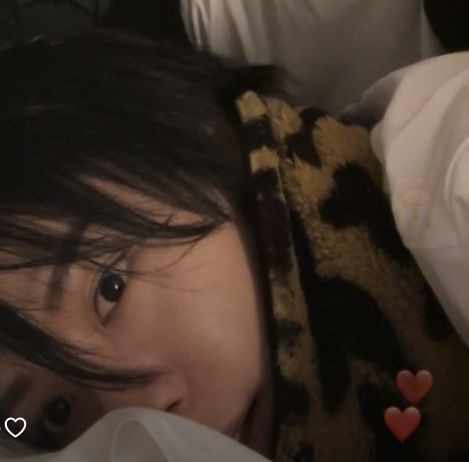 Semalem ketiduran, terus pagi pagi bangun kok ada tangan melingkar diperut. Ternyata dia pelaku. Pantes tidurku nyenyak. Hehehehe. Good morning Kesayangannya Rayi ❤️