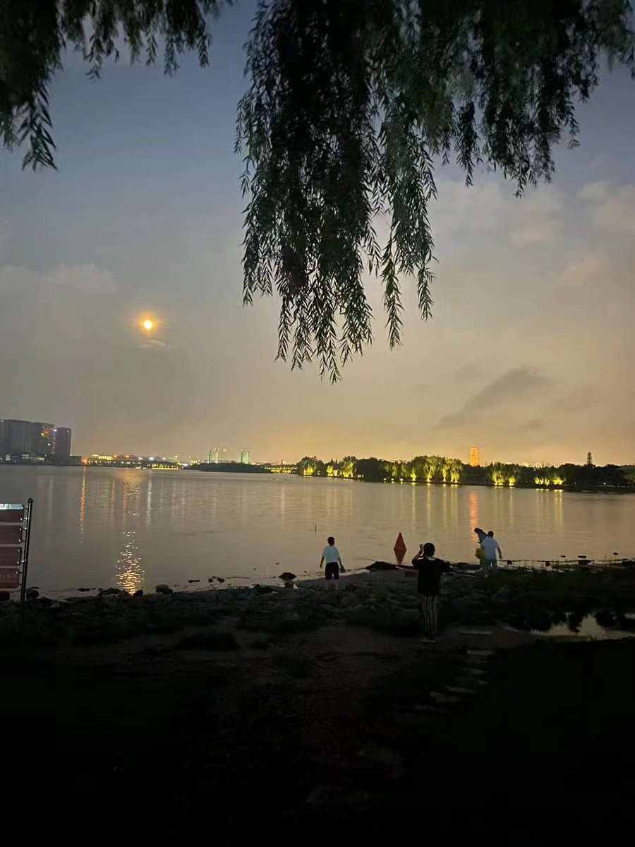 無論發生了乜事情,生活還得繼續,唔得打亂生活,唔得影響生活,一定得明,你在意嘅很多嘢都系身外之物,冇乜意義,系你冇活明...