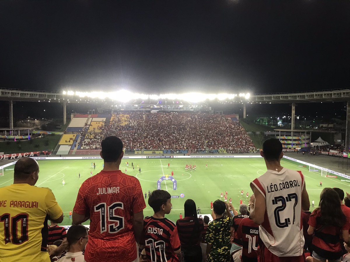 tiagotaam's tweet photo. A torcida e o campo. #trfla https://t.co/FuhP3AbPCI