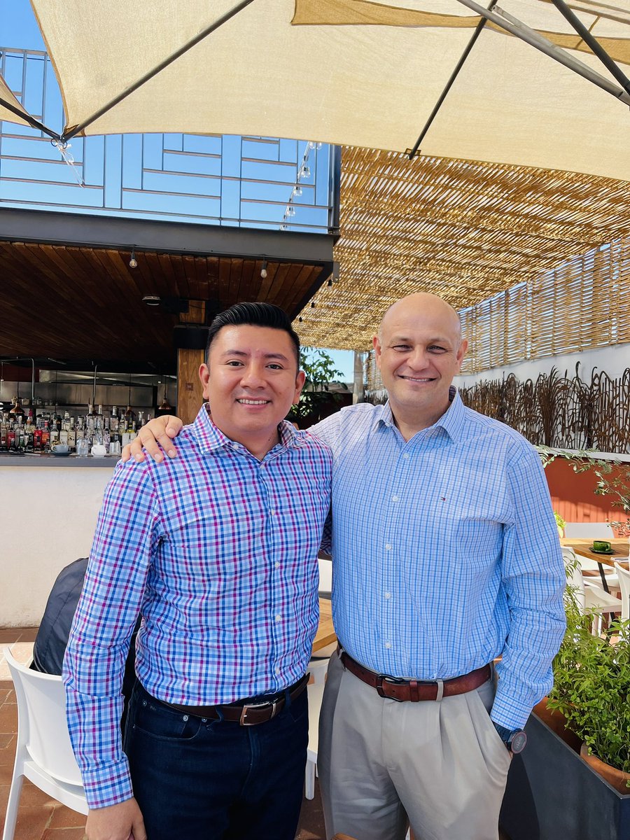 _Marcelo_Mtz's tweet photo. Hoy en Oaxaca tuve el gusto de saludar y compartir el desayuno con el Dr.Salvador Leaños rector del Instituto de Especialización para Ejecutivos, disfrutamos de la gastronomía y de una agradable charla. https://t.co/Af1O08wQlH