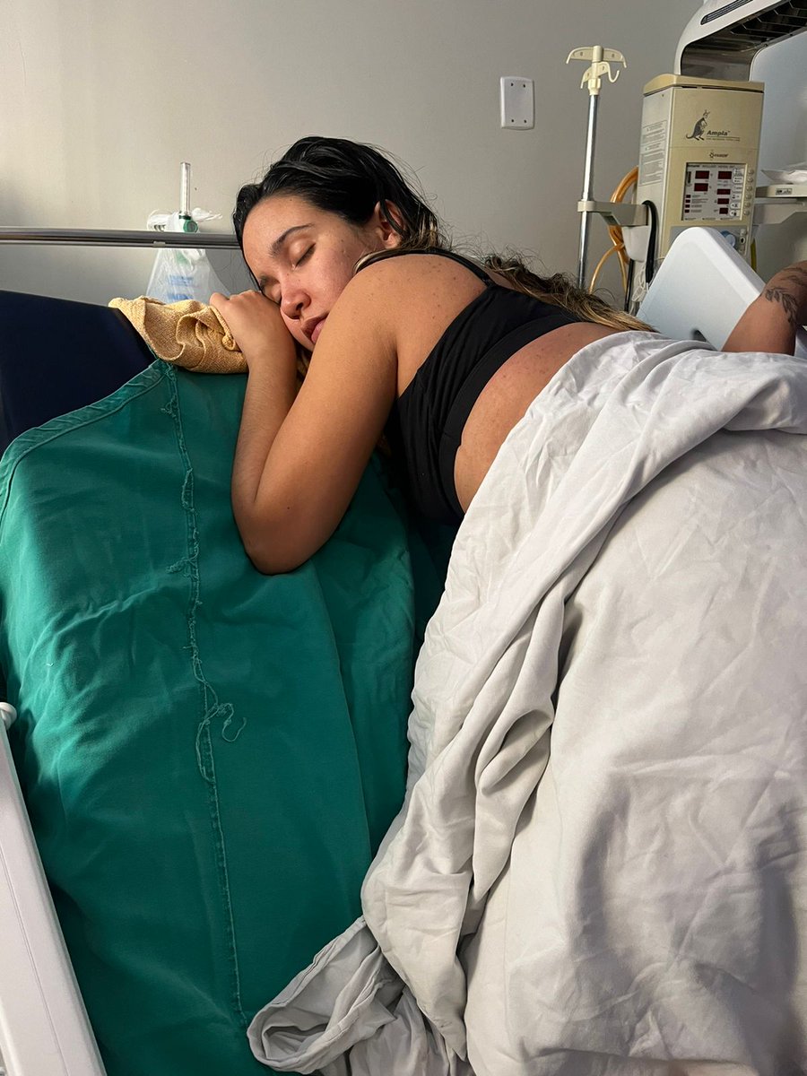 • relato de parto • HU - SUS

comecei com as contrações irregulares ainda em casa porque não queria ir tão cedo para o hospital e correr o risco de passar por intervenções desnecessárias... no domingo (3) pela manhã contatei minha doula e ela veio para minha casa