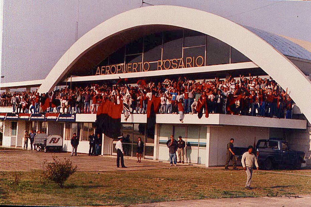 Newells's tweet photo. Abrazo eterno con D10S ❤️🖤

#30AñosD1EG0 ♾️ https://t.co/7okkB9CDtt
