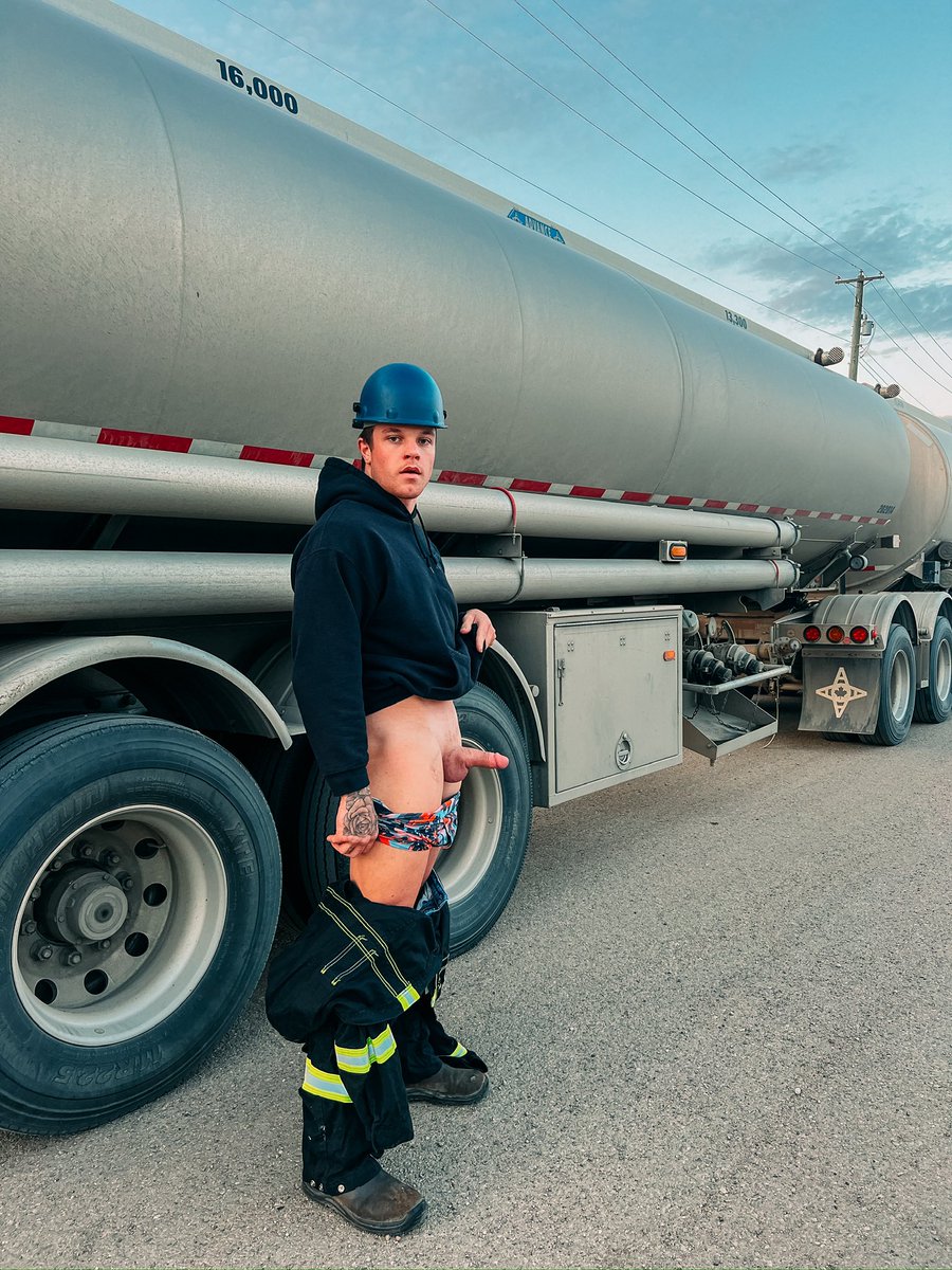 froystedder's tweet photo. Retweet if you would come trucking with me! https://t.co/N4zwRd0TIc
