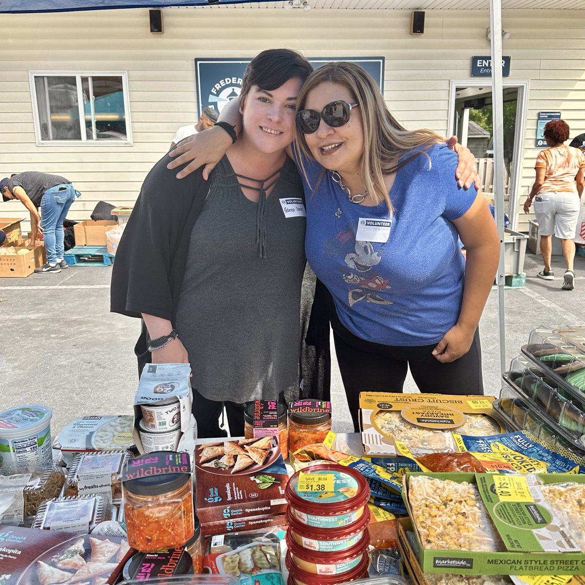 FRM_mission's tweet photo. Ladies, you ROCK! 🤩 @_FCBIA  Professional Women in Building did an awesome job serving in today's Food Distribution! That's one way to make a difference! 🤗 

#WomenInBusiness #WomenInBuilding #DoGood #SocialGood #EmpoweredWomen #CommunityService #ChangeMakers #frederickmd https://t.co/z5nskOPZDd