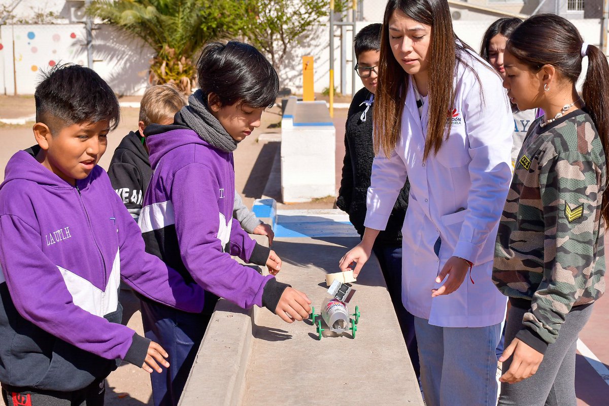 Se presentó “Innovación va a la escuela” en la Albert Einstein 🕹

El plan busca que alumnos y docentes de nivel Primario tengan herramientas que los impulsen a la ciencia. 🔬

más info 👉 acortar.link/f0BlTg