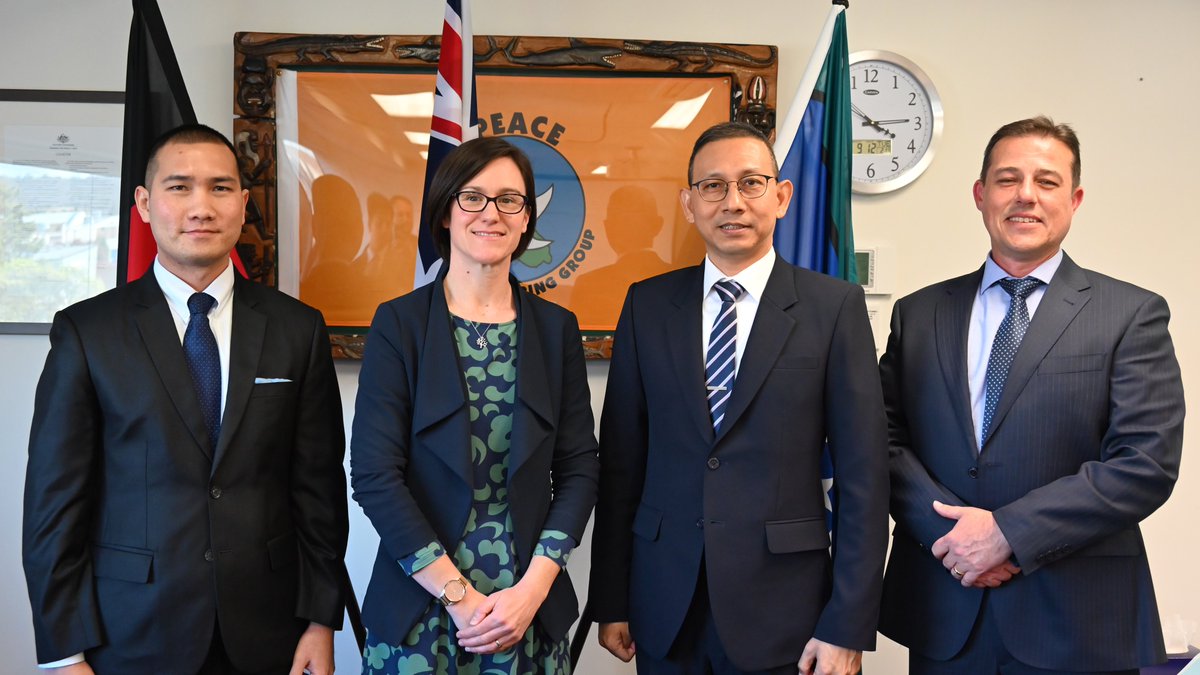AustCivMil's tweet photo. Major General Chumphot Nurakkate, Director @PeaceOpsCentTH, visiting ACMC to share experiences and knowledge on peace operations and training. @AustraliaDssc #ADFPOTC 🇹🇭🫱 🫲🇦🇺 https://t.co/khNBXalK5c