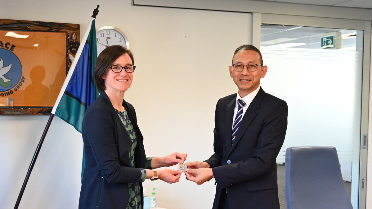 AustCivMil's tweet photo. Major General Chumphot Nurakkate, Director @PeaceOpsCentTH, visiting ACMC to share experiences and knowledge on peace operations and training. @AustraliaDssc #ADFPOTC 🇹🇭🫱 🫲🇦🇺 https://t.co/khNBXalK5c
