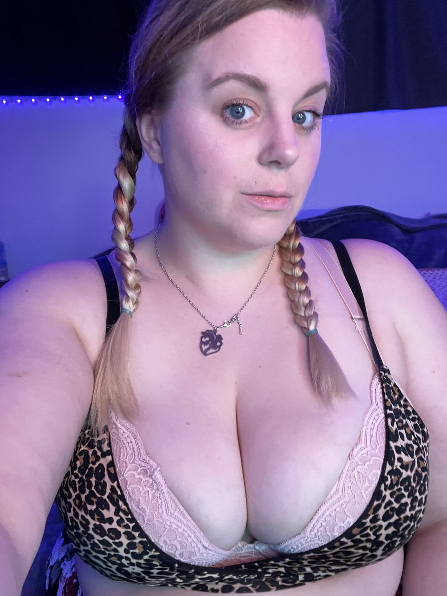 Back in my bedroom to stream! 

share.myfreecams.com/OliviaValenti

chaturbate.com/in/?tour=7Bge&…