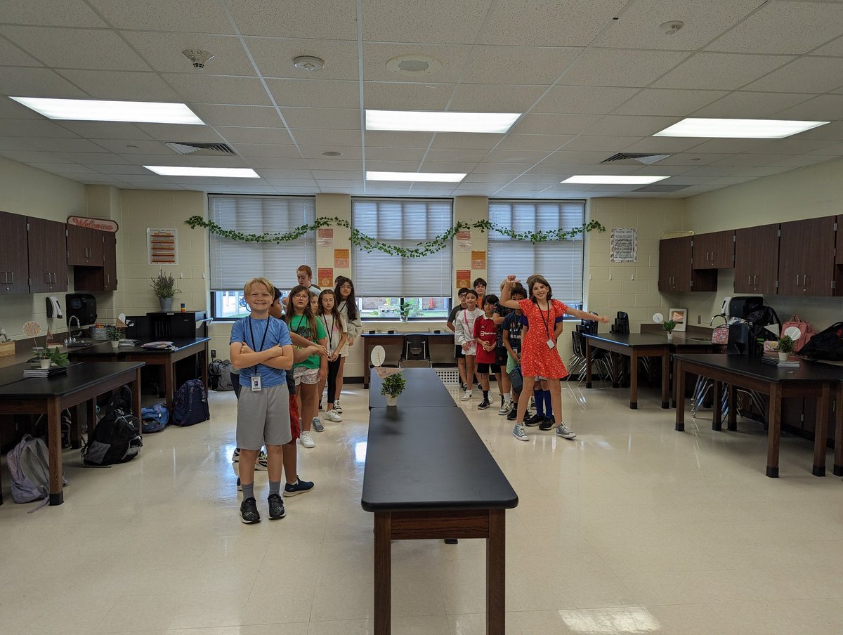 cryshendrix's tweet photo. A little friendly competition for Biotic and Abiotic interactions today in science! #tomballisd #science #5thgrade #timbercreek #LearningisFun @TISDTCES https://t.co/WROsVGHshw