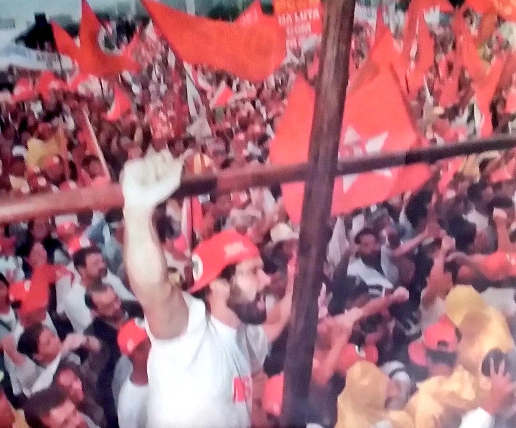 Depois de "superar" a repressão da ditadura, a reforma agrária voltou a cena, tendo como principal representante o MST (Movimento dos Trabalhadores Sem Terra). Criado em 1984, o MST resgatava as Ligas Camponesas da década de 60 antes do golpe de 64 (foto O Globo).