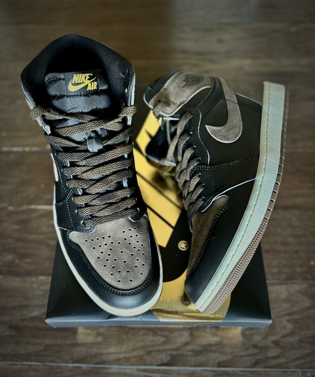 APMahoney's tweet photo. Still too damn hot to wear pants but these are just too beautiful to keep in the box. 

Seen a few #laceswaps that people seem to love or hate. So here's my attempt from @ShoeLaceSupply. 

Thoughts? 

#kotd #mailcall #snkrsliveheatingup #palomino #Jordan #Nike #SNKRS @snkr_twitr https://t.co/SJ22PzSSp3