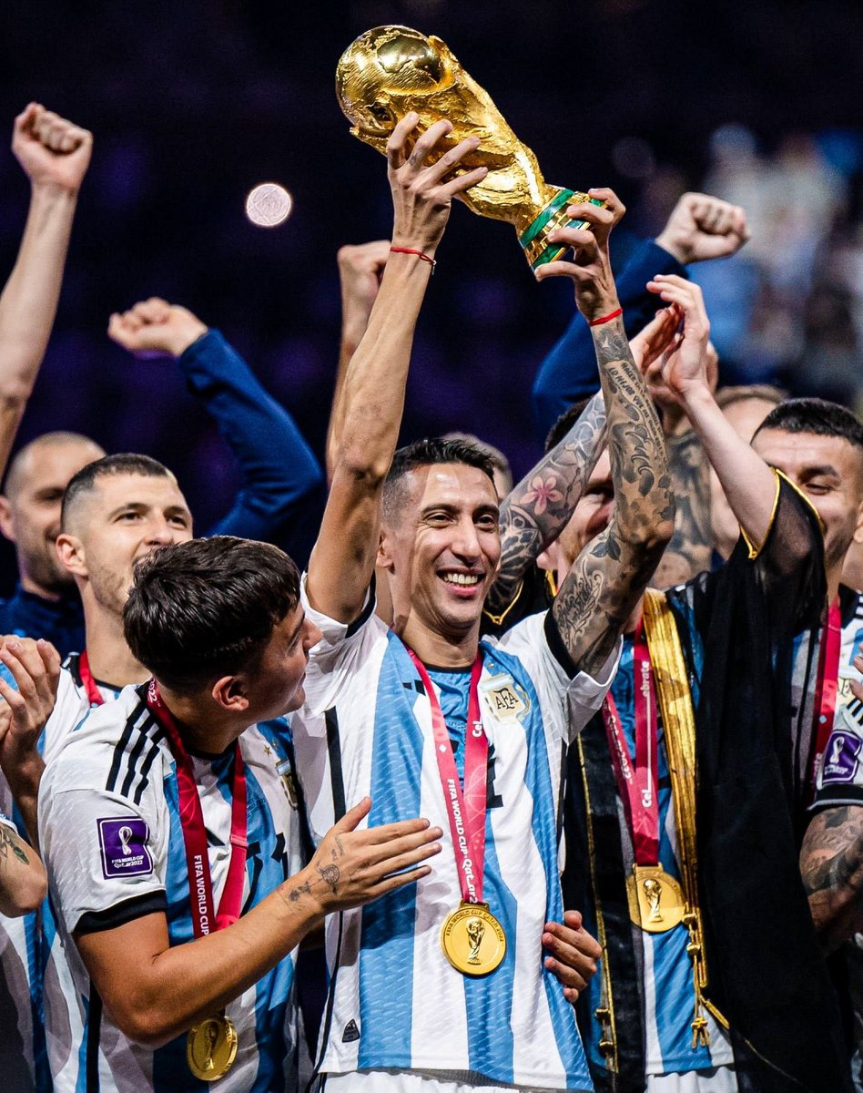 “O coadjuvante mais principal que eu já vi jogar”

Essa frase do Gary Lineker é a melhor definição possível pro Di Maria.

Será reconhecido na nossa geração como um jogador acima da média e que foi bem na maioria dos times que jogou. 

Mas já parou pra pensar?

Só jogou em time