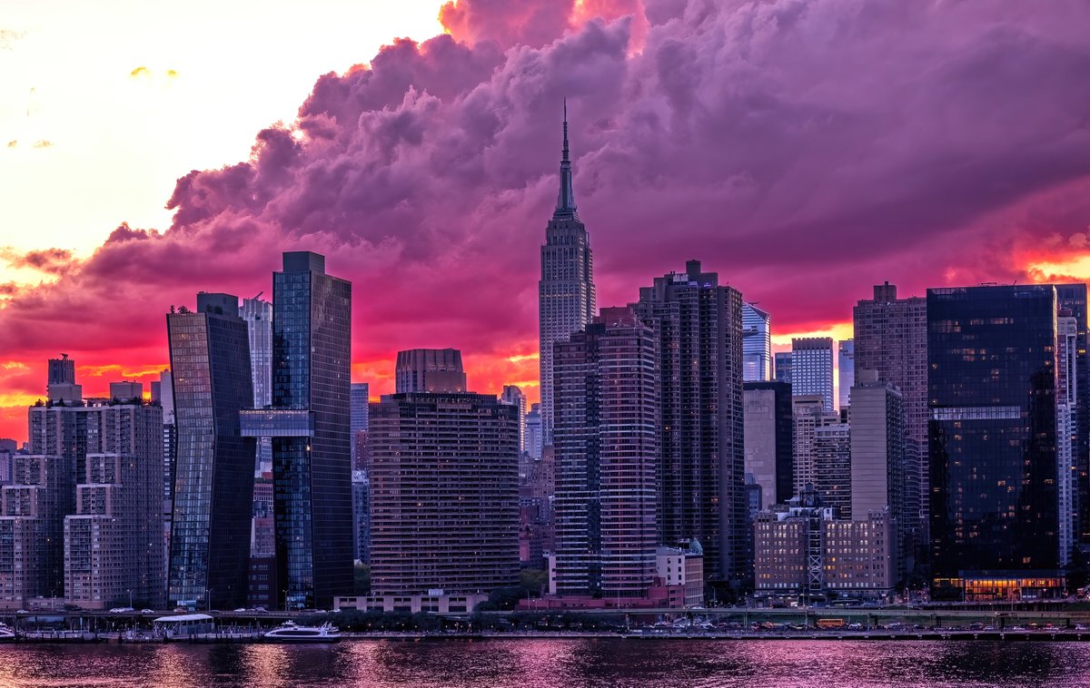 isardasorensen's tweet photo. Beautiful hues of pink, red and blue in the #sunset skies above #NYC tonight. #NewYork #NewYorkCity https://t.co/NCe8lH8NQe