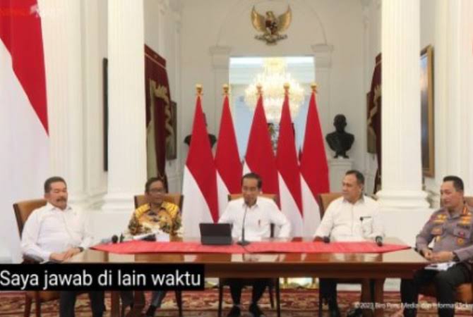 SiaranBolaLive's tweet photo. Urusan Update Kasus Kanjuruhan:"Saya jawab lain waktu"
Urusan Rempang:"Masa urusan begitu harus sampai Presiden"

Lha terus urusan hajat hidup orang banyak yang masih menjadi Warga Negara Indonesia Hidup di NKRI urusan siapa dong?? 

Admin posting begini, reaksi Netijen:
- udah ngurusin bola aja
- mau koment tapi takut
- gak bahaya tah
- sok kritis 

Untuk sekedar kritis, nyebrang sedikit aja kok pada takut. Keresahan itu lahir dari ketimpangan akan sesuatu yang berjalan tidak pada mestinya, mosok orang resah aja takut. Gimana ya..
