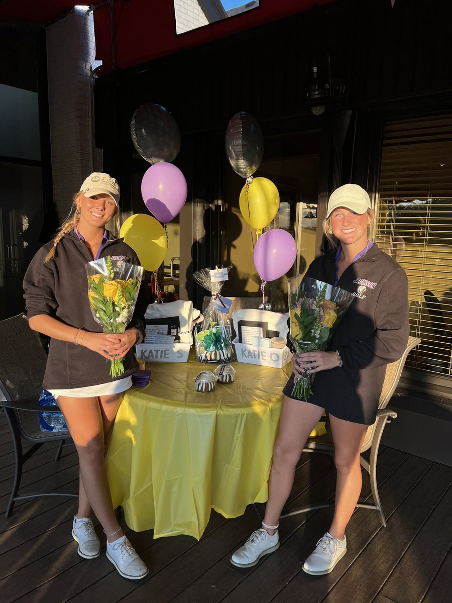 JPBGirlsGolf's tweet photo. Senior night was amazing for our Katie’s!!
The match was also good. 
Jackson 177 
GlenOak 185
Thanks to our friends from GlenOak hanging out with us after the match. https://t.co/Rq7daedRRk