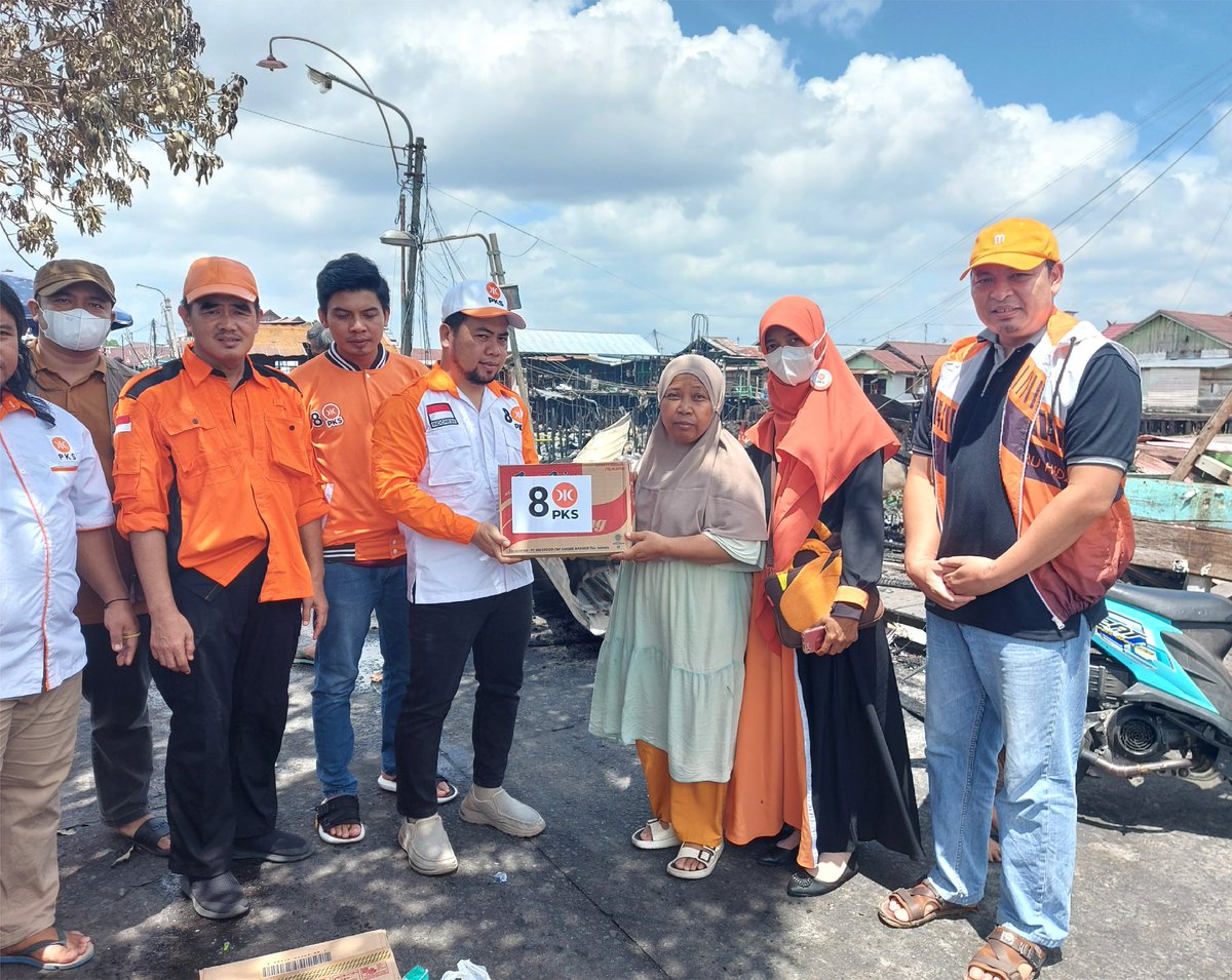 Relawan <a href="/pkskalteng/">DPW PKS Kalteng</a> bantu warga terdampak kebakaran di pemukiman mendawai Kota Palangka Raya