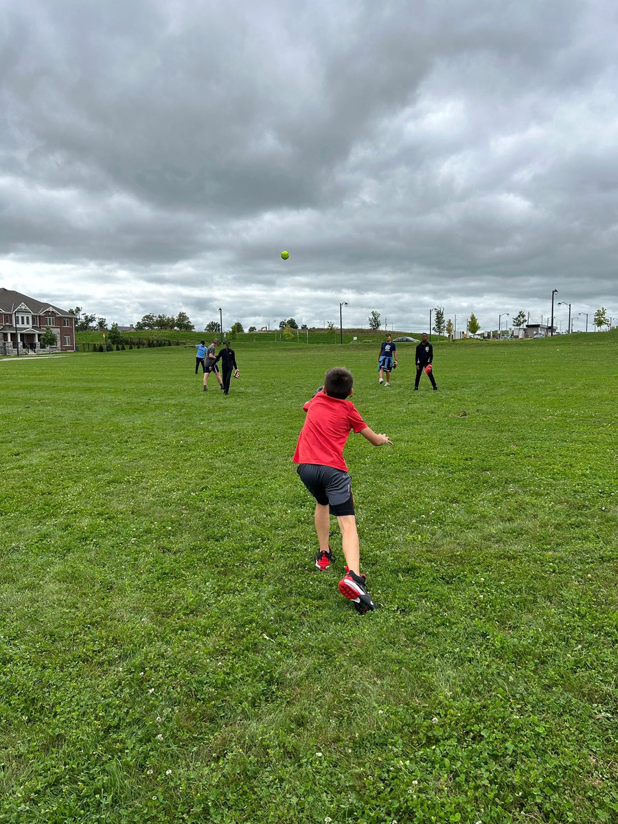 mrswollziefer's tweet photo. Take us out to the ball game! ⚾️🧢 @miss_mcphail
The @stjbbruins intermediate boys 3-pitch team is lookin’ fly! 😉🌥️
#nofieldnoproblem
#WELCOMETOBRUINCOUNTRY https://t.co/Vl32ODqLA5