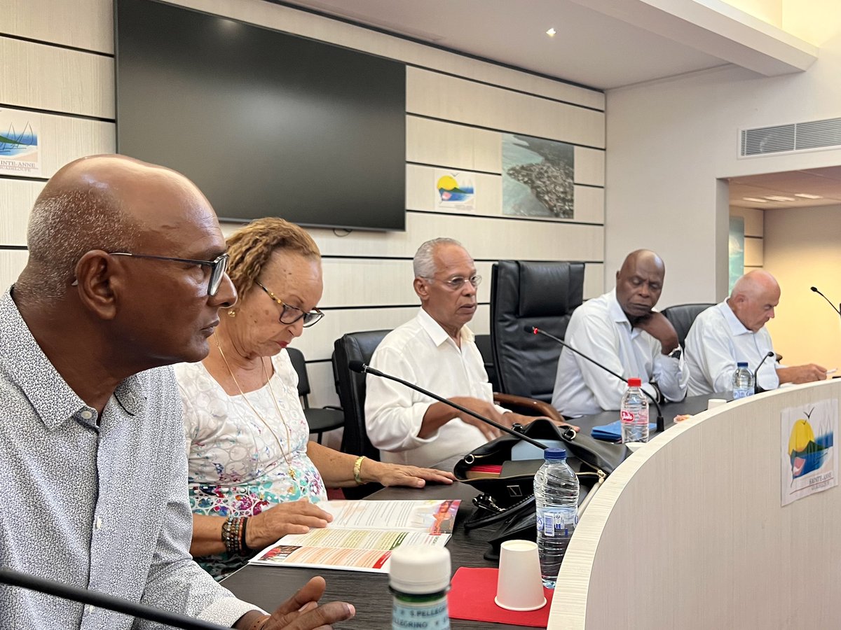 VictorinLurel's tweet photo. Merci aux élu•e•s de Sainte-Anne qui nous ont reçus ce mercredi et devant lesquels nous avons défendu les vertus d’une ligne claire d’opposition responsable contre les mauvaises politiques hélas approuvées par les sénateurs soutiens du Gouvernement. 
@EnsembleNouTout https://t.co/JrRD9JXQob