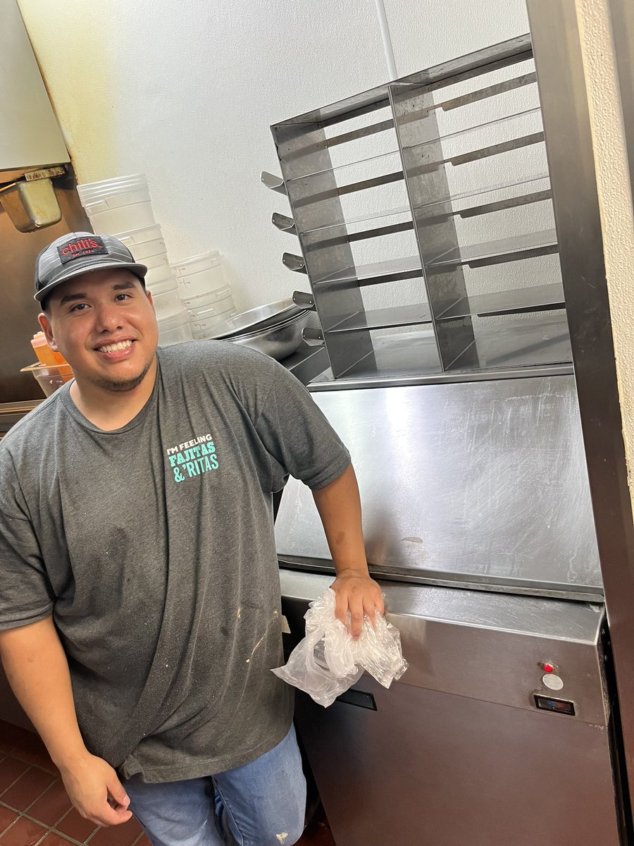 JusticeK124123's tweet photo. #ATL to Marcosssss!! 🔥🔥🔥 Executing Chili’s clean & Zone 1 perfection at the SAME time!!✨ Detail clean cooler & wing sauce cage & boil out fryers!! #goHOH !! 🌶️❤️🔥🔥🔥 #chilisclean #zone1perfection https://t.co/uShSKUbwDE