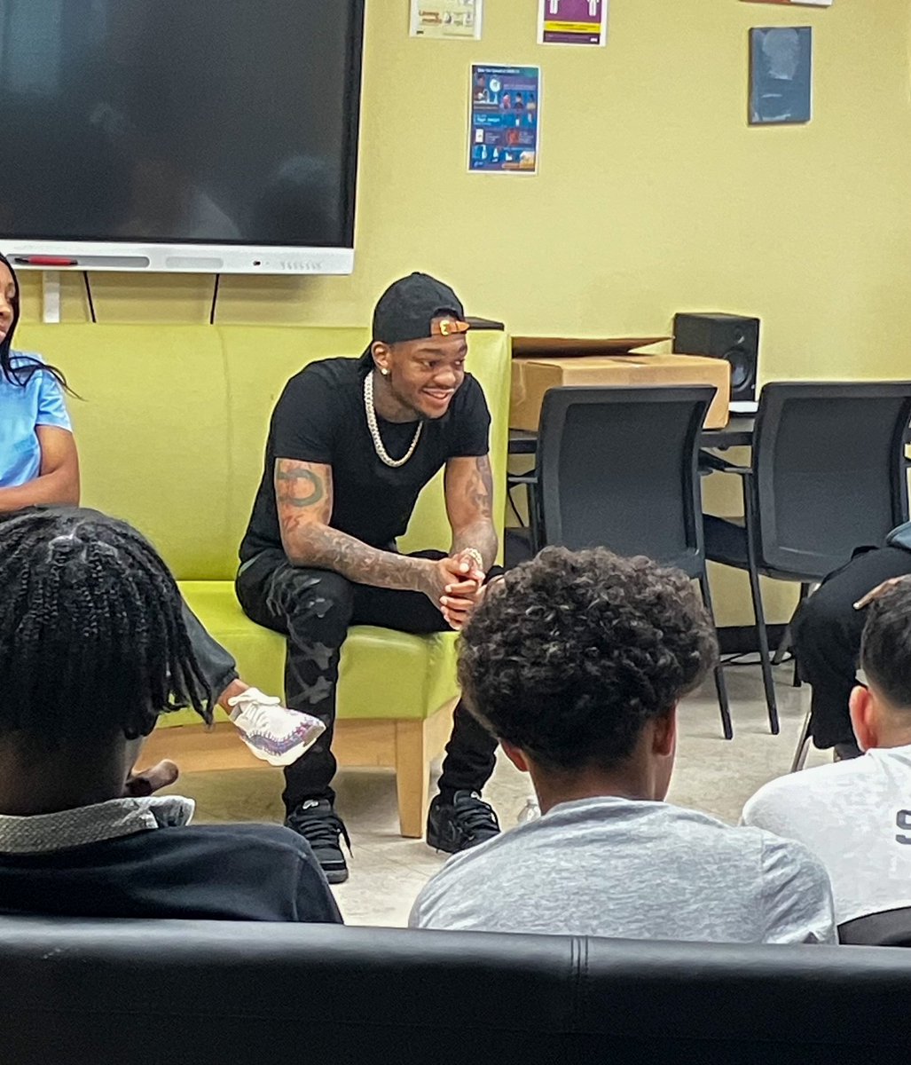 #RoadRecovery presented a #MasterTrax Session with <a href="/DefJam/">Def Jam Recordings</a> artist &amp; rapper <a href="/twosixAR/">26AR</a> who shared his life experiences with youth <a href="/Elmcor/">Elmcor</a> (C.O.R.E). and opened their eyes and minds to the possibilities and opportunities available to them || #26AR #DefJam #mentor #recoverymonth